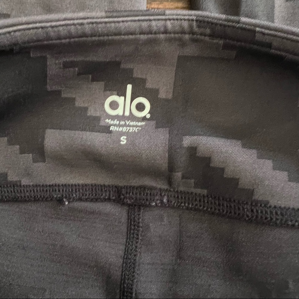 Alo Crop Leggings SZ S - Picture 3 of 7